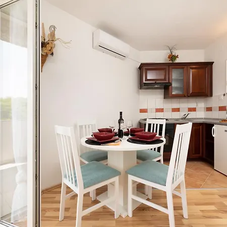 Adela Apartman Polje