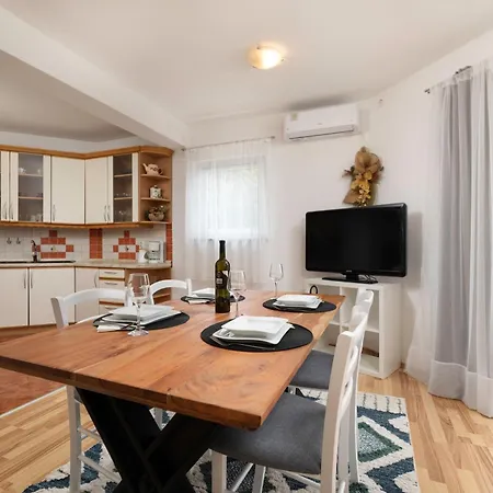 Adela Apartman *