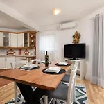 Adela Apartment *